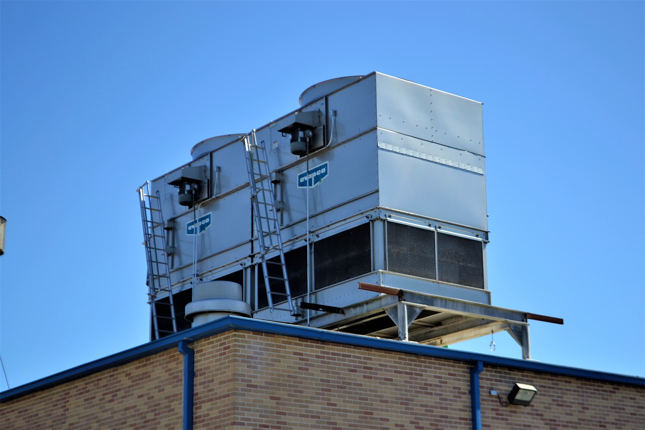 Sistema AVAC industrial com indicadores de eficiência energética em edifício português