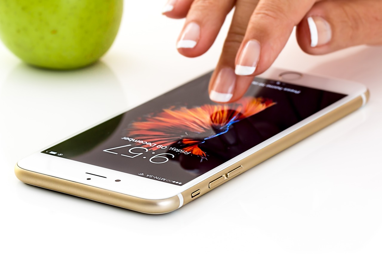 Pessoa a tentar ligar smartphone que não responde com carregador ligado